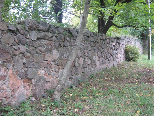 Останки старой стены вокруг КОСТЛА(Тывров)